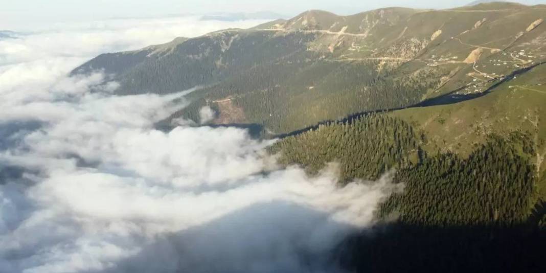 Doğaseverler ve fotoğraf tutkunları buraya bayılıyor! Denizden tam 1815 metre yükseklikte: Sis denizi manzarası eşsiz… 5